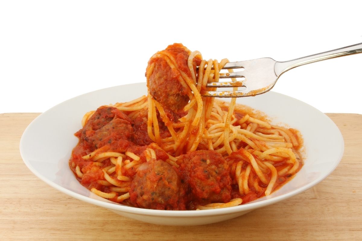 A plate with spaghetti and meatballs.
